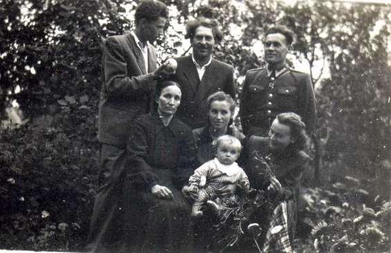 3 Zdjęcie 2 Rok 1949. Grabowiec. Siedzą, od lewej: Marianna z Adamczuków Halicka, Helena z Hubków Halicka z synem Tadeuszem, Janina z Kalinowskich Bobrowska.