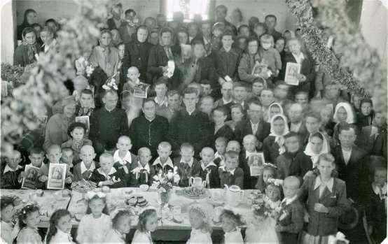 Zdjęcie 7 Rok 1949, 9 lipca. Po uroczystościach komunijnych, wspólne śniadanie w sali parafialnej.