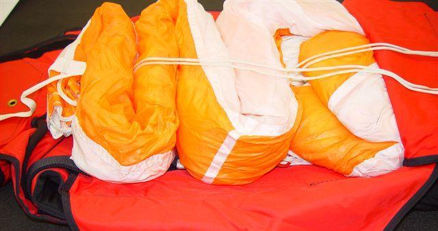 36 Pozostałą część czaszy ułóż w esy nad górną pętlą zamykającą, aż czasza wypełni całą przestrzeń dna pokrowca spadochronu.