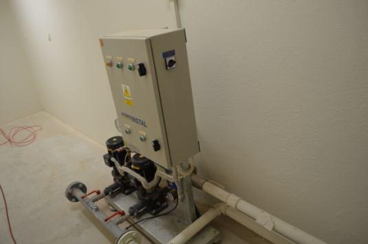 Instalacja elektryczna oświetlenia ewakuacyjnego (kierunkowe) jest stale zasilana przez UPS - przy zaniku napięcia zasilającego budynek obwody oświetlenia ewakuacyjnego zasilane są z baterii