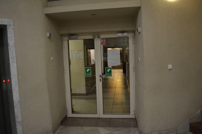 zostały zamontowane drzwi przeciwpożarowe wraz z elektromagnetycznymi trzymaczami.