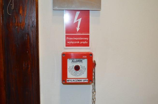pożaru i w przypadku wykrycia zagrożenia zostają automatycznie zwolnione, a drzwi się zamykają.