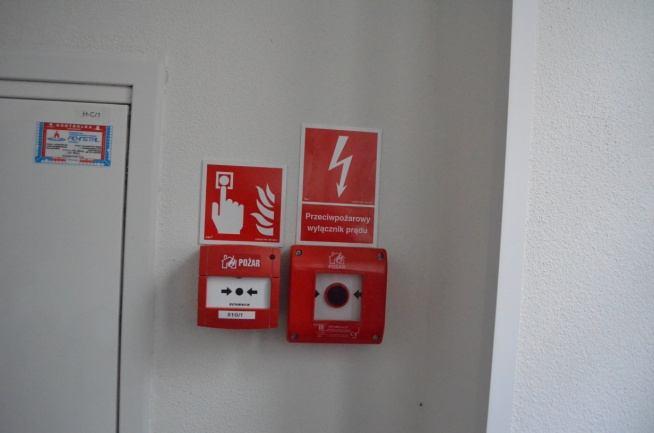 Widok przeciwpożarowy wyłącznik prądu (budynek C) 3.9. Główny kurek instalacji gazowej Obiekt nie posiada instalacji gazowej. Istnieje jedynie fragment starej instalacji gazowej w piwnicy budynku F.