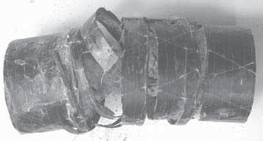 Rys. 3. Typowe fragmenty walców betonowych po zniszczeniu w badaniach wytrzymaoci na ciskanie. Fig. 3. Typical fragments of the concrete cylinders after failure during the compression test.