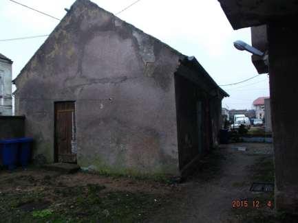 Widok na budynek gospodarczy