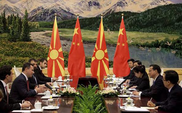 MACEDOŃSKI PREMIER NIKOLA GRUEVSKI Z CHIŃSKIM ODPOWIEDNIKIEM LI KEQIANGIEM. PEKIN 2015 ŹRÓDŁO: KIM KYUNG-HOON-POOL/GETTY IMAGES Środka.