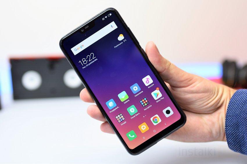 gniazdo do komunikacji i ładowania - jest to port microusb typu C, a także głośnik i mikrofon. Ekran Ekran to tak naprawdę najlepsza część tego smartfona.