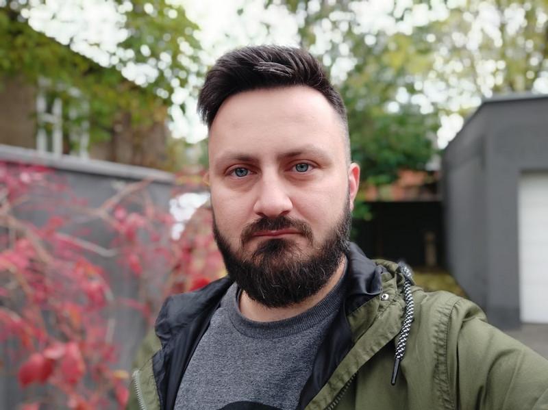 nacisk na aparat do selfie. Z przodu zastosowano sensor Sony IMX576 o rozdzielczości 24 MP (1.8μm, ƒ/2.2).