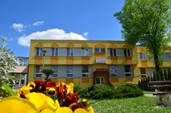 Sanatorium Kujawianka oferuje 128 miejsc: 9 pokoi 1-osobowych, 34 pokoje 2-osobowe, 17 pokoi 3 osobowych.