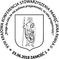 2018 XVIII KRAJOWA KONFERENCJA STOWARZYSZENIA PAMIĘĆ JANA PAWŁA II DROGA DO CELU TO NIE POŁOWA PRZYJEMNOŚCI, TO CAŁA PRZYJEMNOŚĆ Herb miasta Zamościa na czerwonym tle postać świętego Tomasza