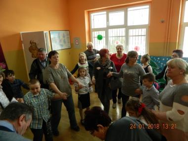 panie: Elżbieta, Małecka, Iwona Magalska i Paulina Jankowska. Z okazji zbliżającego się Dnia Babci i Dziadka wnuki i wnuczki zaprezentowały wiersze, piosenki, układy taneczne, inscenizacje i skecze.