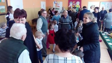 Święto Babci i Dziadka to dzień niezwykły, nie tylko dla dzieci, ale przede wszystkim dla babć i dziadków. To dzień pełen uśmiechów, wzruszeń, łez i radości. Na wstępie artystyczny.