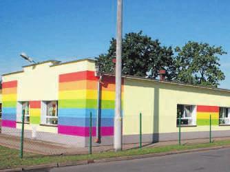 , mieści się w budynku prterowym otoczonym dwom ogrodmi z nowoczesnymi plcmi zbw.