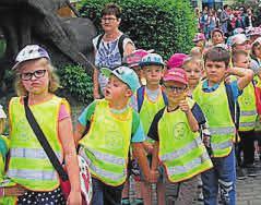 Opiekują się nimi nuczycielki: Młgorzt Kubck, Agnieszk Much, Anet Mtysk i Ew Jbłońsk. Oprócz codziennych zjęć dzieci mją zjęci tneczne, komputerowe, religię i język ngielski.