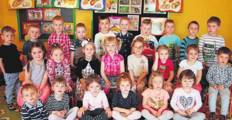 Powit prudnicki 15 Grup I Njsymptyczniejsze przedszkolki to Pszczółki Mł plcówk z dużym sercem Nuczyciel Ulubiony nuczyciel Zbiorow pmiątkow fotogrfi Pszczółek rzem ze swoją wychowwczynią.