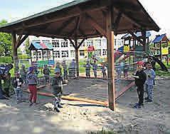 Do ns się przychodzi z uśmiechem n twrzy, bo pnuje tu świetn tmosfer. Muszę podkreślić, że rodzice ngżują się w wiele projektów. Uczestniczą w wielu imprezch, jk np. pikniki rodzinne - dodje.