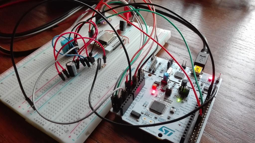 1 Opis projektu Celem projektu było wykonanie prototypu stacji meteorologicznej opartej na cyfrowych czujnikach wilgotności, temperatury i ciśnienia, komunikującej się przez bezprzewodową sieć WiFi z