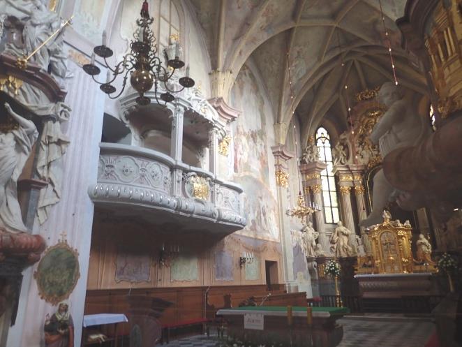 z Krakowa przykład posansovinowskiego typu nagrobka przyściennego. Integralną częścią wystroju kaplicy są trzy zachowane portrety zbiorowe rodu Oppersdorffów.