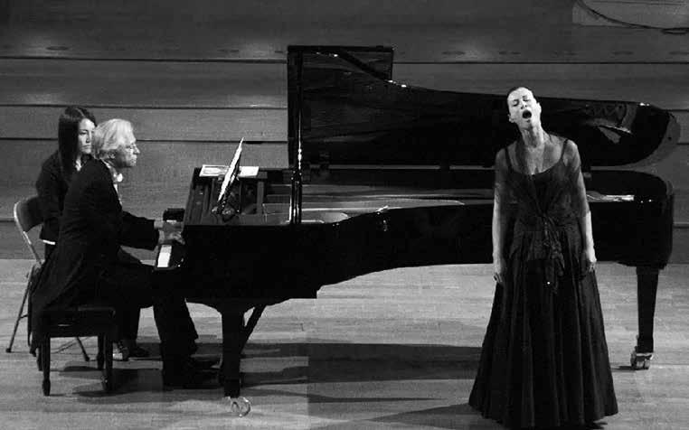 naszkicowanej. A przy tym ukazanie, tam gdzie można i trzeba (np. w pieśniach Narzeczona czy Wojak), swoich pianistycznych możliwości. ( ) Prof.