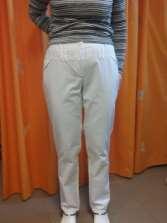 b) białe spodnie typu dandyski. Spodnie szyte z elanobawełny o składzie 50% bawełny, 50% poliestru. Nogawki proste zwężające się ku dołowi.