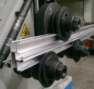 Do badań przygotowano 16 profili. bender. The tests were carried out on profiles with a length of 2 m, therefore the height of a curved profile should be within the range of 10 mm +/- 2.25 mm.