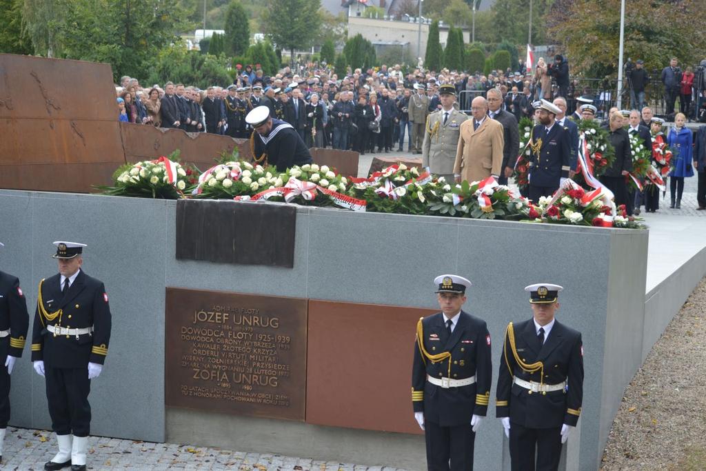 Jak widać, ceremonii pogrzebowej nadano bardzo uroczysty charakter włączając ją w kalendarz obchodzonej w tym roku rocznicy stulecia odzyskania przez Polskę niepodległości i stulecia odtworzenia