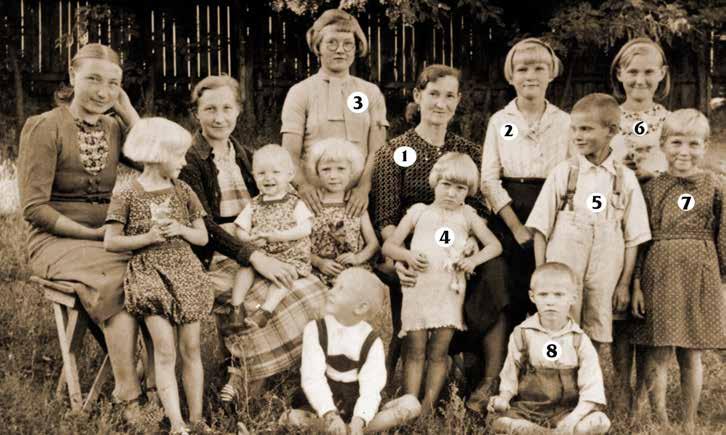 Pamiątkowa fotografia z łagru w Niepokalanowie. Po lewej stronie rodzina ze Skarszew.