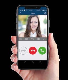 Przekieruj połączenie z wideodomofonu na komórkę, odbieraj połączenia, odpowiadaj na nie i otwieraj drzwi. Z łącznością Wi-Fi zintegrowaną z monitorem.