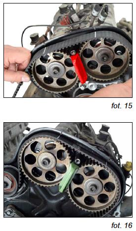 3. Krzywkę dolnej rolki prowadzącej za pomocą klucza napinającego MKM-6038 lub szczypiec do pompy wody obrócić w