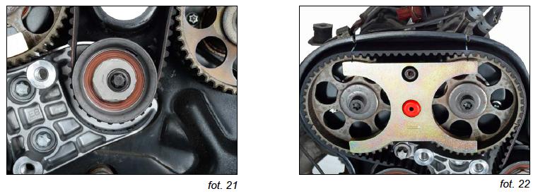 Obrócić krzywkę górnej rolki prowadzącej w kierunku przeciwnym do ruchu wskazówek zegara (w lewo) za pomocą klucza napinającego OE (MKM-6038) lub szczypiec do pompy wody (fot.