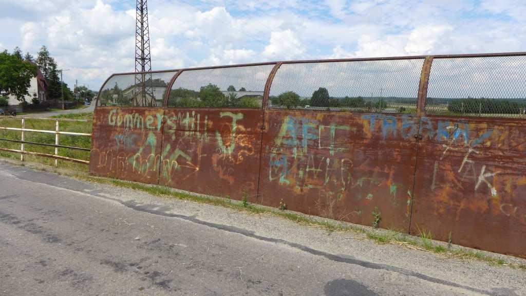 lokalne ubytki elementów. Balustrada odchylona na zewnątrz obiektu. Fot.