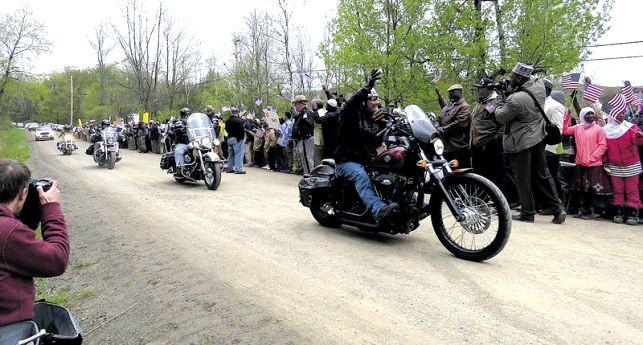 Przejazd motocyklistów przez Islamberg Tym niemniej, jak podawał portal GatesOfVienna wśród informacji pojawiających się w internecie na temat islamskich wiosek, trafiła się również fałszywa,