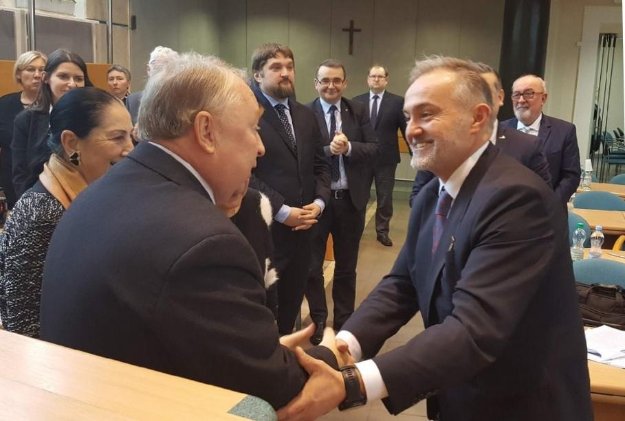 Pod koniec sesji radni złożyli też wniosek skierowany do prezydenta Wojciecha Szczurka, aby podczas miejskich uroczystości, zwłaszcza nocy sylwestrowej zrezygnować z fajerwerków na rzecz pokazów