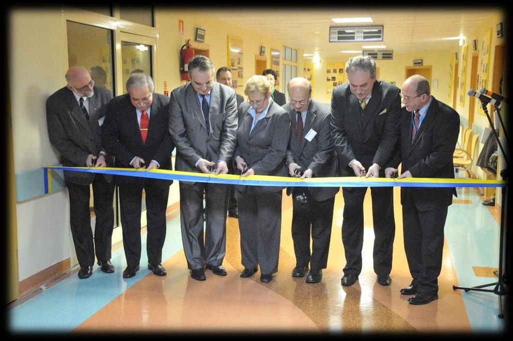 NCOB otwarte wstęgę wspólnie przecinają prof. Henryk Skarżyński,dr Adam Fronczak, Podsekretarz Stanu w MinisterstwieZdrowia, prof. Władysław Torbicz, Zastępca Dyrektora ds.