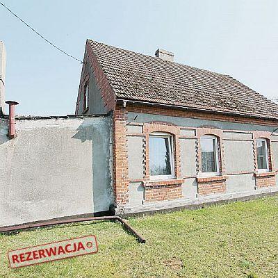 Działka o powierzchni 800 m2 ogrodzona.