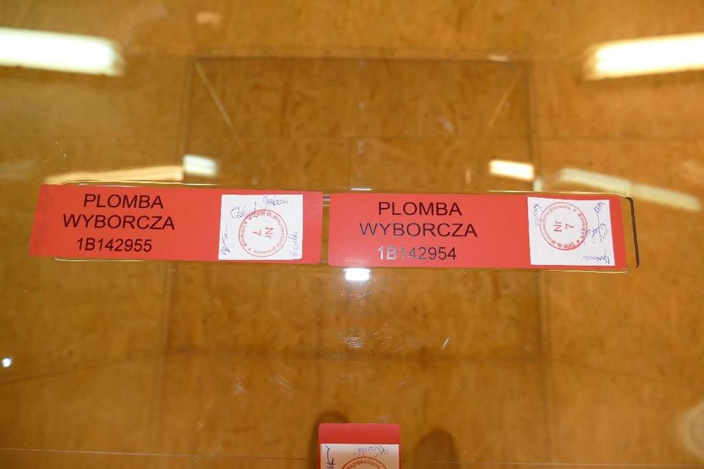 ZAKOŃCZENIE GŁOSOWANIA Zabezpieczenie wlotu urny za pomocą plomby naklejkowej 101 Dwie plomby,