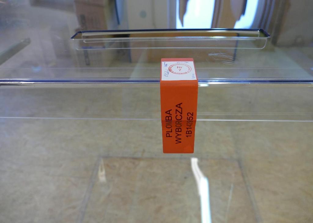 ZADANIA OKW W DNIU GŁOSOWANIA - przed otwarciem lokalu wyborczego 42 Zabezpieczenie urny przed nieuprawnionym otwarciem za pomocą plomby naklejkowej Na plombę naklejkową należy nakleić dostarczoną
