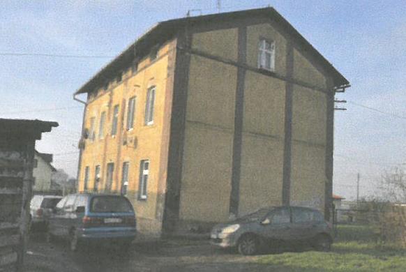 drewniane. Dach dwuspadowy konstrukcji drewnianej. Kominy i przewody wentylacyjne murowane ceramiczne. Obróbki blacharskie, rynny i rury spustowe z blachy stalowej ocynkowanej.