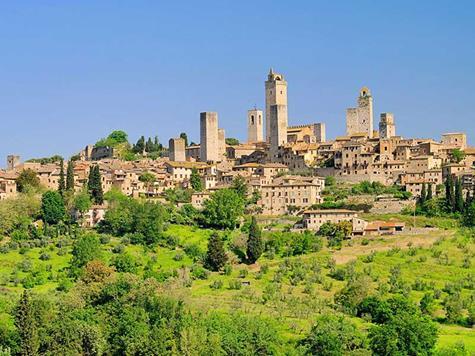 Dzień 7 Śniadanie w hotelu. Wyjazd w region Val d Orcia, który rozciąga się na południe od Sieny u stóp wygasłego wulkanu Monte Amiata.
