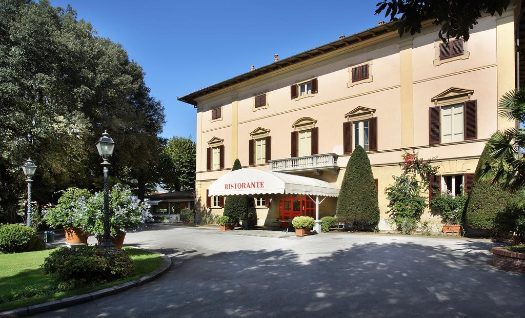 Hotel Villa **** Hotel mieści się w zabytkowej willi usytuowanej na terenie bujnego ogrodu.