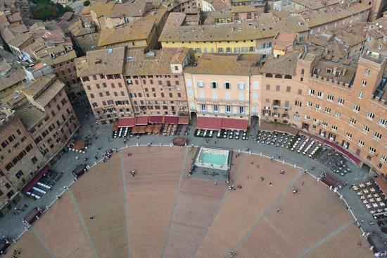 Dzień 6 Śniadanie w hotelu. Przejazd do Sieny, która ma coś, co wyróżnia ją na mapie Włoch - Piazza del Campo.