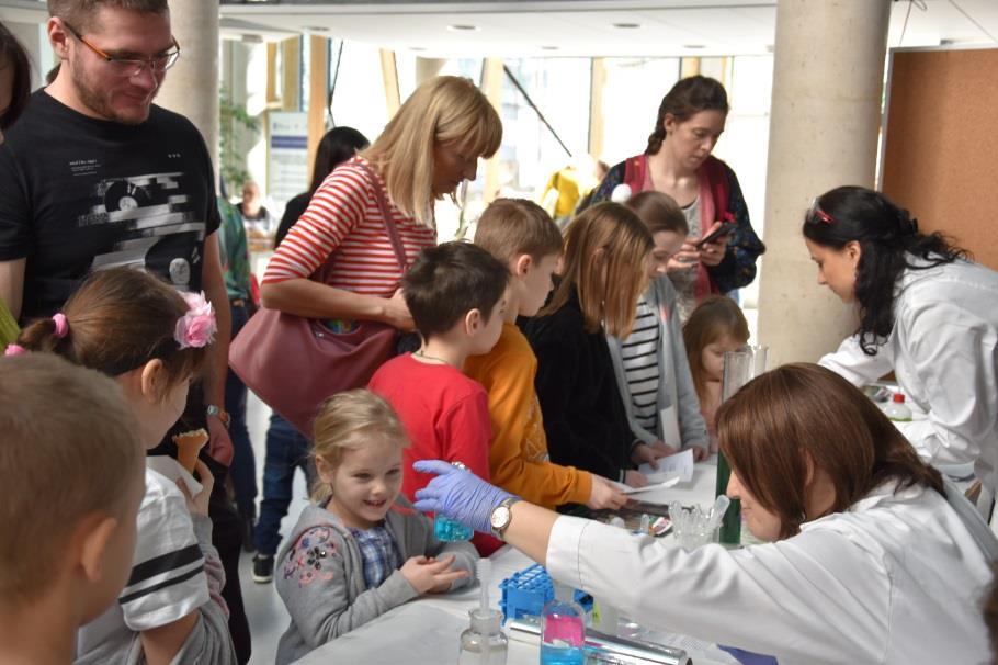 Na stoisku Instytutu Chemii, w oczekiwaniu na