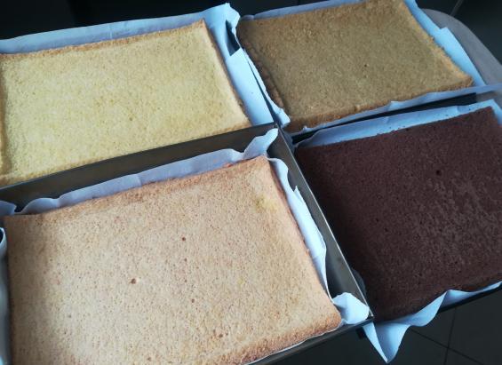 WKŁADKA POD PIŁKĘ: -200 g.mlecznej czekolady -100 g. gorzkiej czekolady -100 g. herbatników OZDOBY Z MLEKA W PROSZKU: -500 g. mleka w proszku -500 g. cukru pudru -ok.150-160 ml.
