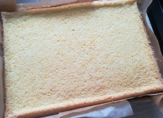 8 Przykryć ostatnim biszkoptem waniliowym i schłodzić w lodówce całą noc.