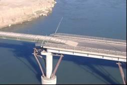 Most wsparcia DSB na uszkodzonym przęśle mostu Qayyarah Bridge nad rzeką Tygrys [5] Także mosty pontonowe zalicza się do grupy funkcjonalnej wsparcia [2], są one sprzętem typowo wojskowym,