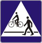Uczestnik ruchu to: A- osoba przebywająca na motorowerze lub rowerze znajdującym się na drodze, B- tylko osoba piesza, C- tylko osoba kierująca