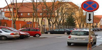 9. Kierujesz motorowerem i widzisz znak zakazu zatrzymywania z tą tabliczką pod znakiem, to: A- tabliczka ta wskazuje Tobie początek zakazu zatrzymywania, B- masz prawo za tym znakiem do zatrzymania