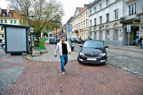 19. W tej sytuacji: A- pieszy nie powinien w tym miejscu przechodzić, bo nie ma wyznaczonego przejścia dla pieszych, B- pieszy jest obowiązany ustąpić pierwszeństwa kierującemu samochodem osobowym,