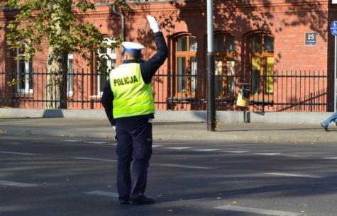 A- odstęp nie może być mniejszy niż 1,5 m, B- odstęp nie może być mniejszy niż 1 m, C- odstęp powinien być tylko bezpieczny. 21.