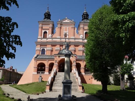 Najpiękniejsze Sanktuaria Radecznica W malowniczej scenerii Roztocza (40 km na zachód od Zamościa i 75 km na południe od Lublina) leży miejscowość Radecznica ze słynnym sanktuarium św. Antoniego.